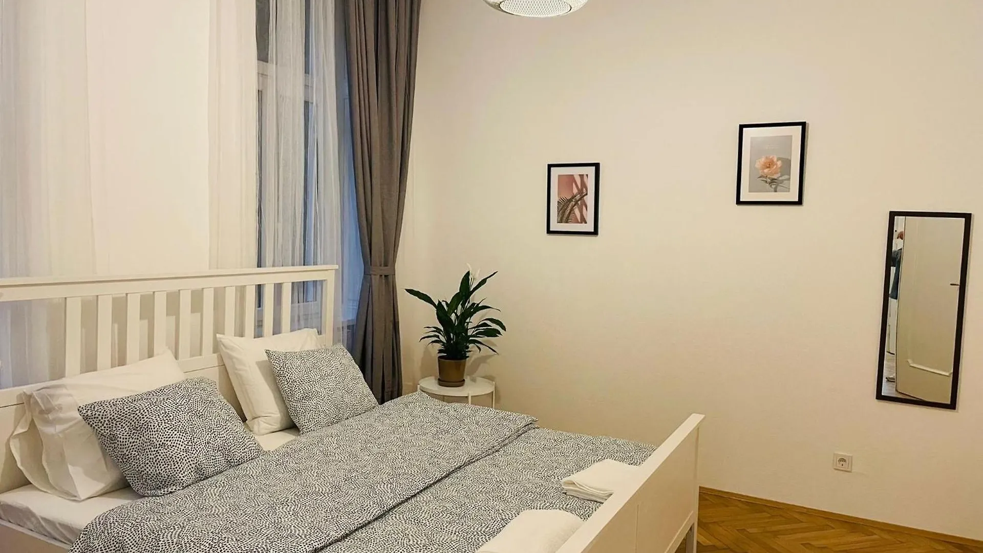Schick Apartment의 연락처